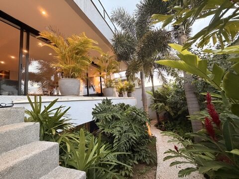 Casa Contemporânea com Rooftop no Condomínio Bougainville